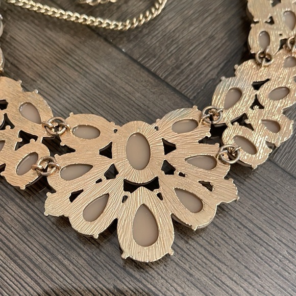 Boutique Style Taupe - Tan Gem Statement Necklace - Picture 9 of 16